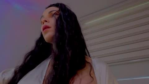 Mia online show from September 2025 04:22:02 PM