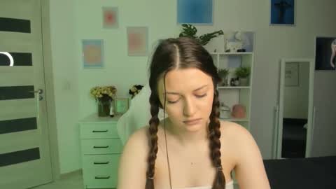 Mia online show from September 2025 03:39:02 AM