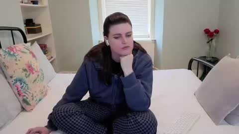 Mia  online show from February 2026 02:17:02 PM