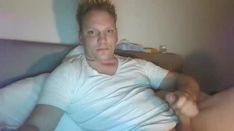 Snapshot of mickkxl chatting on January 2025 08:16:01 PM mickkxl online show from January 2025 08:16:01 PM