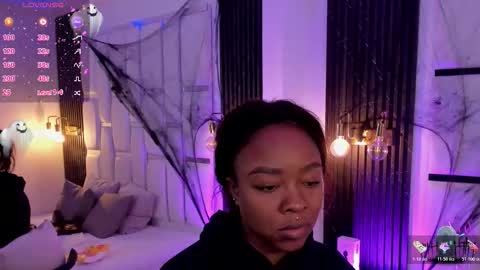 Miia Schwarz  online show from November 2025 01:57:01 PM