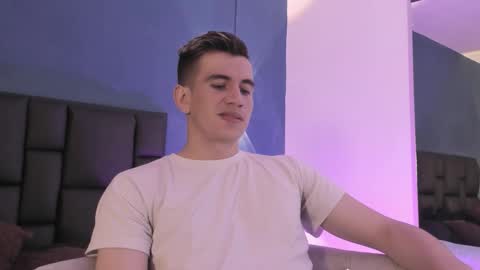 mikael online show from February 2026 04:33:02 AM