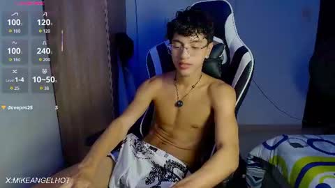 Snapshot of mike_pineapple chatting on June 2026 03:55:01 AM Mike Pineapple online show from June 2026 03:55:01 AM