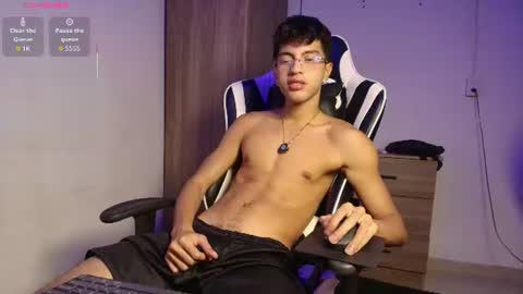 Snapshot of mike_pineapple chatting on July 2026 03:44:01 AM Mike Pineapple online show from July 2026 03:44:01 AM