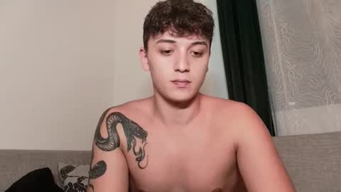 Snapshot of mikelaur chatting on October 2025 05:57:01 PM MikeLaur online show from October 2025 05:57:01 PM