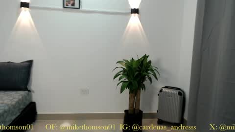 Snapshot of mikethomson01 chatting on April 2026 04:06:02 AM Mike online show from April 2026 04:06:02 AM