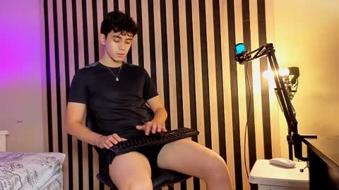 Snapshot of mikevoss_ chatting on May 2026 04:23:02 PM Mike online show from May 2026 04:23:02 PM