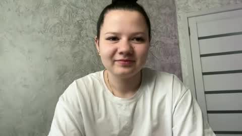 Snapshot of mila_bloom chatting on June 2026 04:11:02 PM Mila online show from June 2026 04:11:02 PM