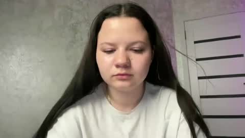 Snapshot of mila_bloom chatting on June 2026 09:25:01 PM Mila online show from June 2026 09:25:01 PM