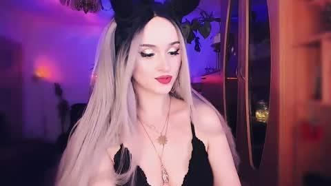 Snapshot of miladyjolie chatting on March 2025 03:35:02 AM MiladyJolie online show from March 2025 03:35:02 AM