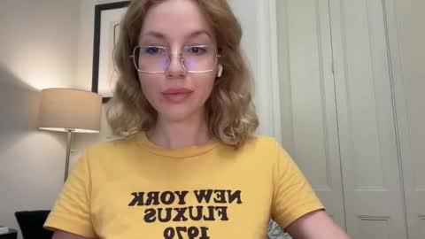 Mila online show from December 2025 03:20:01 PM