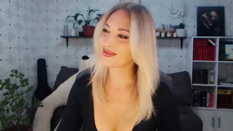 Snapshot of millaxqueen chatting on June 2026 06:32:02 AM MillaXQueen online show from June 2026 06:32:02 AM