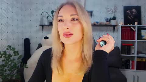 Snapshot of millaxqueen chatting on June 2026 07:36:01 AM MillaXQueen online show from June 2026 07:36:01 AM