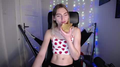 Snapshot of millie_lacroix chatting on December 2024 05:05:02 PM millie_lacroix online show from December 2024 05:05:02 PM