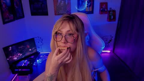 Snapshot of milly_yako chatting on December 2024 11:35:02 PM Monkey D Maddie online show from December 2024 11:35:02 PM