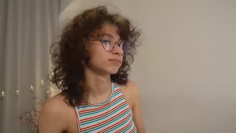 Snapshot of mimilicks chatting on September 2025 07:43:01 AM IRIS online show from September 2025 07:43:01 AM