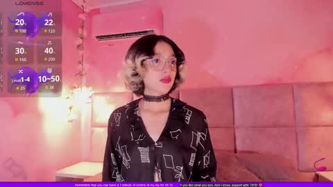 Minji online show from October 2025 06:49:02 PM