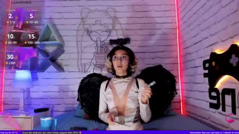 Minji online show from October 2025 06:29:01 PM