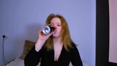 Snapshot of mina27372 chatting on December 2025 01:44:01 AM hi Im Mina online show from December 2025 01:44:01 AM