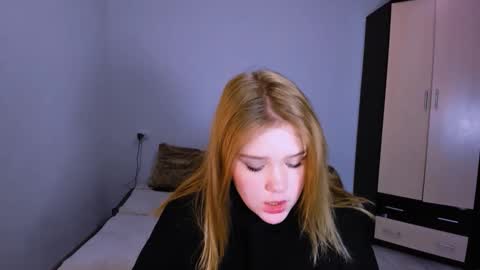 Snapshot of mina27372 chatting on December 2025 09:27:02 AM hi Im Mina online show from December 2025 09:27:02 AM