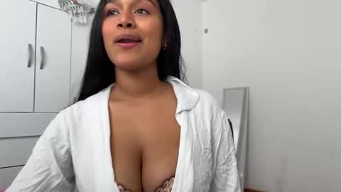 Snapshot of mirella_beck chatting on October 2025 05:26:02 PM Mirella online show from October 2025 05:26:02 PM