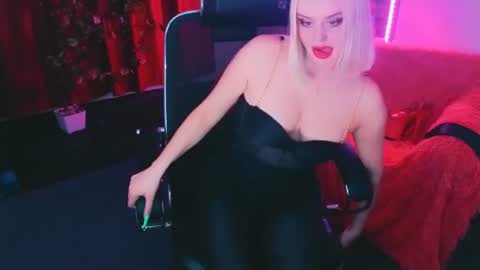 Snapshot of miss_alice_silver chatting on June 2026 07:02:02 PM miss_alice_silver online show from June 2026 07:02:02 PM