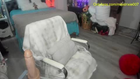 Trixie007 online show from November 2025 07:46:02 PM