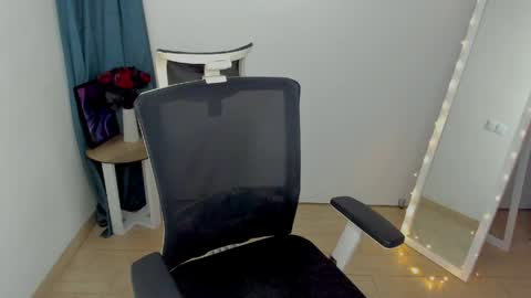 Mia online show from May 2026 01:05:02 PM