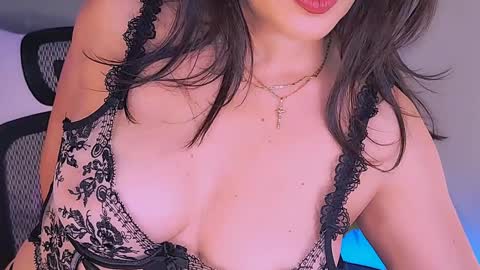 Mina online show from November 2025 02:58:02 AM