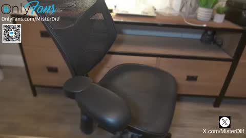 Snapshot of mister_dilf chatting on March 2025 10:10:02 PM MISTER DILF online show from March 2025 10:10:02 PM