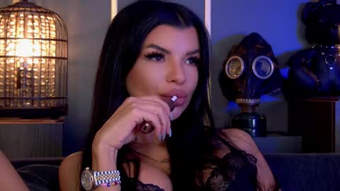 Elenia online show from October 2025 12:05:01 PM