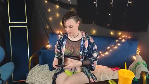 Snapshot of mistressquynnxo chatting on October 2025 08:17:02 PM Mistress Quynn online show from October 2025 08:17:02 PM