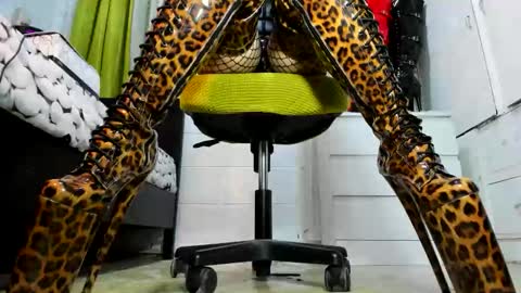 Tiffany online show from September 2025 06:59:02 AM