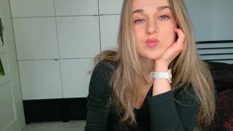 mmminnie online show from April 2026 01:44:02 PM