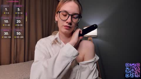 Snapshot of moirebroady chatting on November 2025 01:40:02 AM Laura online show from November 2025 01:40:02 AM