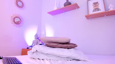 M o L l i E  online show from March 2025 03:24:02 PM