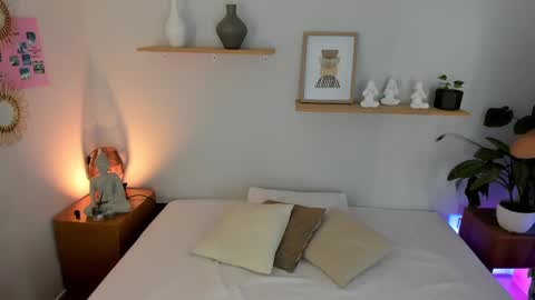 M o L l i E  online show from March 2025 12:12:01 PM