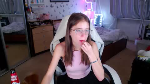 Molly Prvt is open online show from October 2025 06:00:01 AM