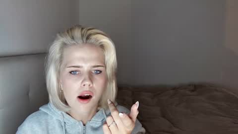 mollyforthenose online show from August 2026 10:30:01 PM