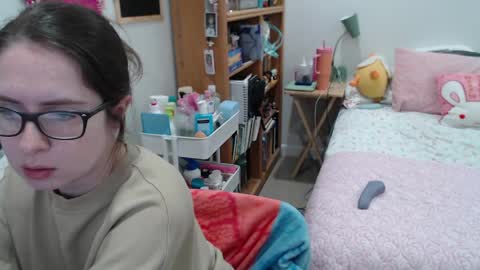 mollymeadows online show from April 2026 05:25:01 PM