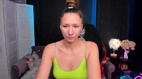 hi im Molly heregreat boobs big heart  warm pussy  online show from November 2025 12:38:02 AM