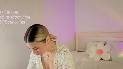 momento_marie online show from June 2026 02:33:01 PM