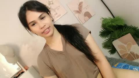 Snapshot of momi_khem019 chatting on June 2026 06:13:02 AM MOMIKHEM online show from June 2026 06:13:02 AM