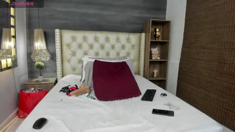 Snapshot of mommy_cute chatting on June 2026 04:15:02 AM Jelitza online show from June 2026 04:15:02 AM