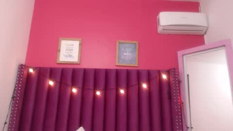 Snapshot of mommyissuess_ chatting on February 2025 06:37:01 AM Daphne online show from February 2025 06:37:01 AM