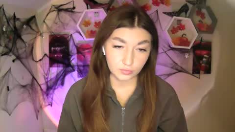 Snapshot of monica_sweets chatting on October 2025 09:07:02 AM sweet girl and shine body online show from October 2025 09:07:02 AM