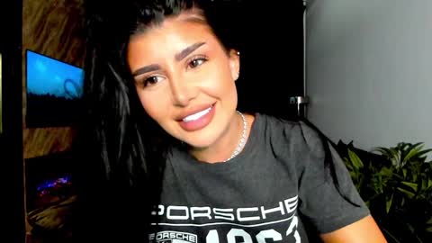 Snapshot of moniqueeass chatting on December 2024 06:05:01 PM Alessia online show from December 2024 06:05:01 PM