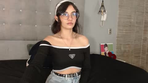 Snapshot of moon__april chatting on October 2025 08:18:01 PM Elizabeth online show from October 2025 08:18:01 PM