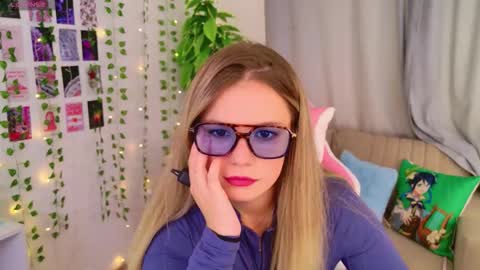 Moon  Bunny online show from September 2025 12:32:02 PM