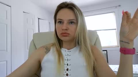 Snapshot of moon_light_girl chatting on June 2026 07:25:01 PM moon_light_girl online show from June 2026 07:25:01 PM